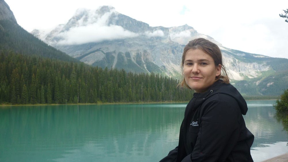 Chica en un lago